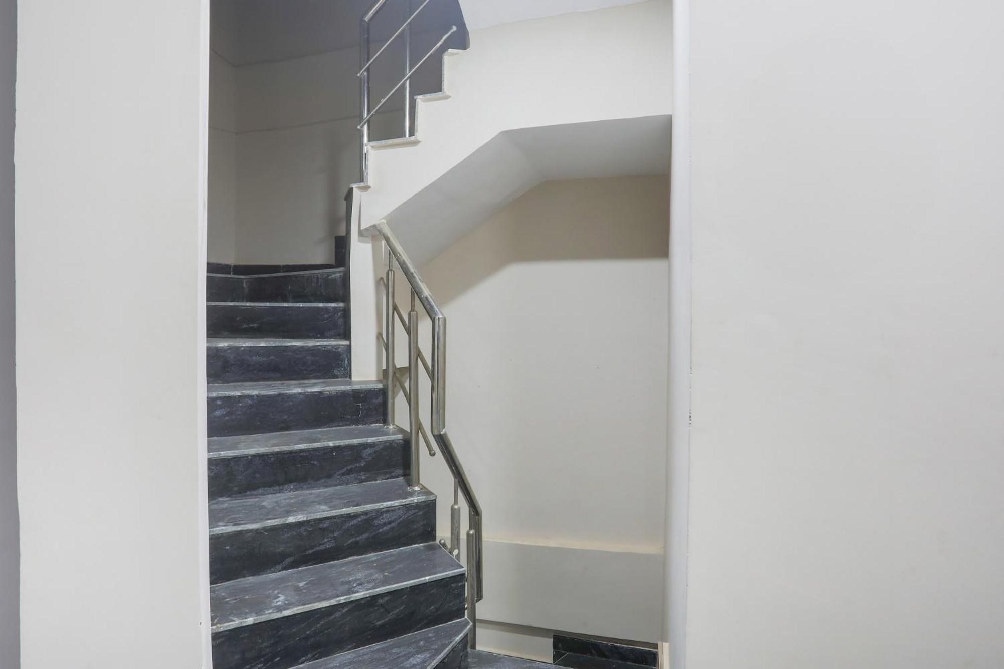 Hotel O S Grand Prayagraj Extérieur photo